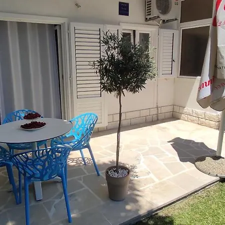 Garden With Private Parking Lägenhet