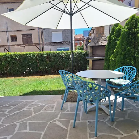 Garden With Private Parking Apartament *