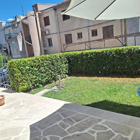 Апартаменти Garden With Private Parking *