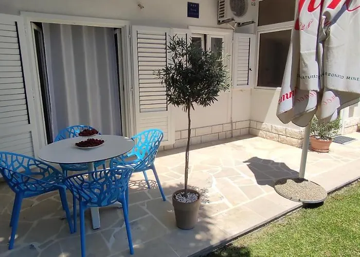 Garden With Private Parking Apartament