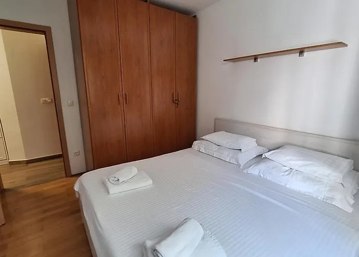 Apartament Garden With Private Parking *