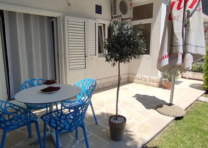 Garden With Private Parking Apartament *